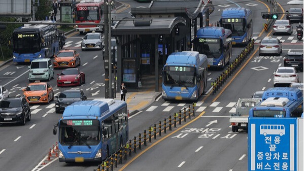 서울 도심을 운행중인 시내버스. 12일부터 서울 시내버스 요금이 25% 인상된다. 2023.8.9. 연합뉴스