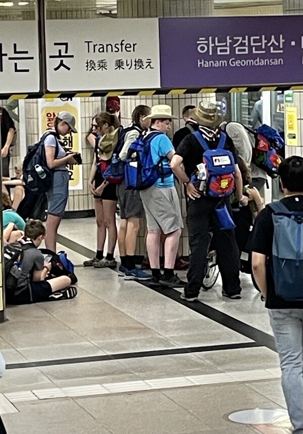 야영장에서 각국 청소년과 어울려 활동을 해야할 새만금 세계 스카우트 잼버리 참가 대원들이 8일 저녁 서울의 한 지하철 역에서 목격됐다. 2023.8.8. 민병선 에디터 