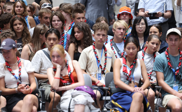 9일 오후 서울 성균관대학교 600주년 기념관에서 태권도 체험을 하고 있는 새만금 세계스카우트잼버리 참가 대원들. 이날 오전 일일브리핑을 돌연 취소한 김현숙 여성가족부 장관이 인사를 한 뒤 대원들 사이(오른쪽 위)에 앉아 있다. 2023.8.9. 연합뉴스 