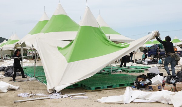 8일 전북 부안군 새만금 세계스카우트 잼버리 야영장의 천막이 철거되고 있다. 2023.8.9. 연합뉴스