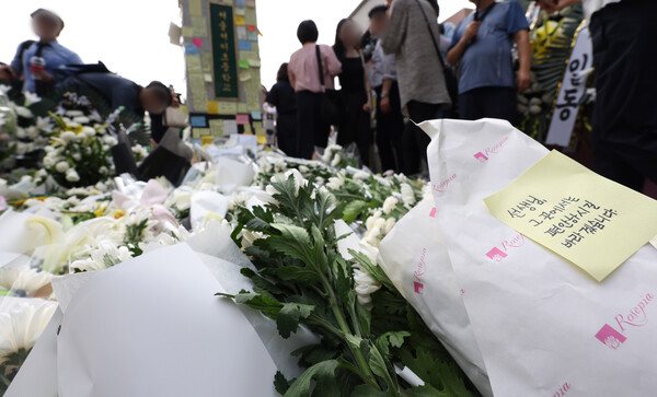 20일 오후 초임 교사가 극단적 선택을 한 서울 서초구 서이초등학교 앞에서 열린 추모행사에서 추모객들이 헌화하고 있다. 2023.7.20. 연합뉴스