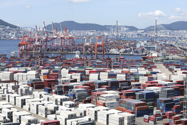 올해 상반기 경상수지가 흑자로 전환됐지만 배당소득 등 본원소득수지 흑자에 기댄 흑자였다. 사진은 1일 하역작업이 진행되고 있는 부산항의 모습. 2023.08.01. 연합뉴스