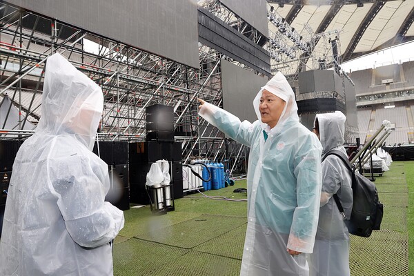 이상민 행정안전부 장관이 10일 잼버리 케이팝(K-pop) 콘서트가 열릴 서울 마포구 상암 월드컵경기장을 방문해 현장 점검을 하고 있다. 2023.8.10. 행안부 제공 연합뉴스 