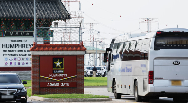 새만금 잼버리 야영장을 조기 철수한 미국 스카우트 대원들을 태운 버스가 6일 평택 미군기지 캠프 험프리스에 들어가고 있다. 2023.08.06. 연합뉴스 