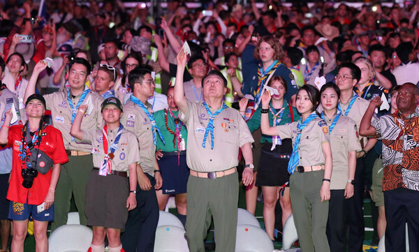 지난 2일 새만금 세계 스카우트 잼버리 개영식 축사를 한 윤석열 대통령이 부인 김건희씨와 함께 종이날리기 퍼포먼스를 하고 있다. 대통령은 '선배 스카우트'임을 강조하면서 "잼버리 기간 동안 즐겁고 건강하게 즐기고, 대원들끼리 깊은 우정을 나누길 바란다"고 말했었다. 2023.08.02. 대통령실 통신사진기자단 연합뉴스 