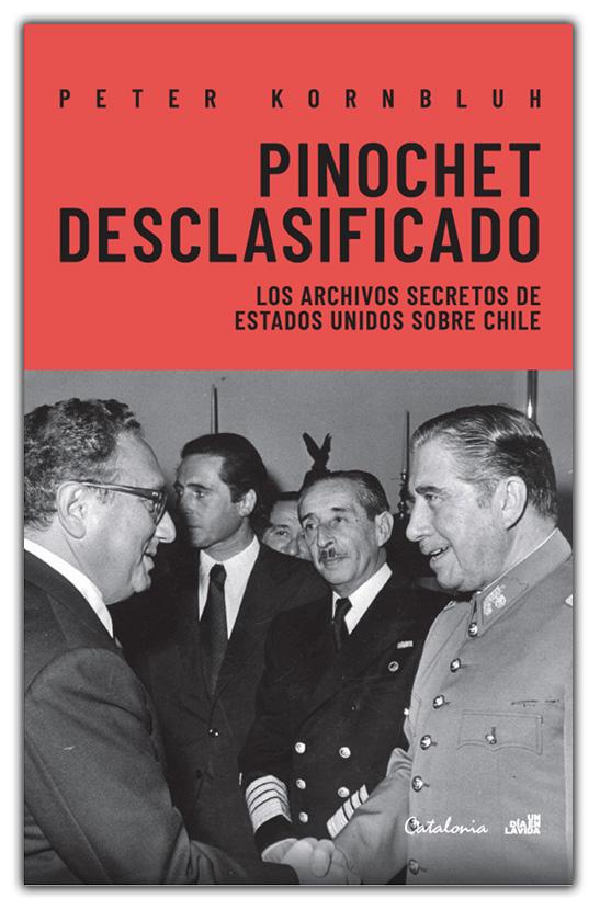 의 스페인어 개정증보판 'PINOCHET DESCLASIFICADO'. 헨리 키신저 당시 미국 백악관 안보보좌관(왼쪽)이 쿠데타의 주역 아우구스토 피노체트와 악수하고 있다      