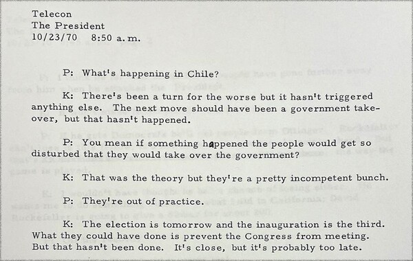 닉슨 대통령과 키신저 보좌관의 전화통화 내용을 정리한 문서.  닉슨이 "칠레에서 무슨 일이 벌어진거야?"하고 묻고 키신저가 1차 쿠데타 시도가 실패한 사실을 보고하고 있다. 미국 안보기록보관소 소장.  
