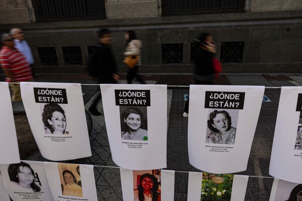 비노체트 군사독재 시절(1973~1990) 실종되거나 처형당한 여성들. 지난 3일 '여성에 대한 폭력 반대 칠레 네트워크'가 피노체트 쿠데타 50주년을 앞두고 산티아고 시내에 마련한 희생자 추모 사진전. 2023.08.03. AFP 연합뉴스