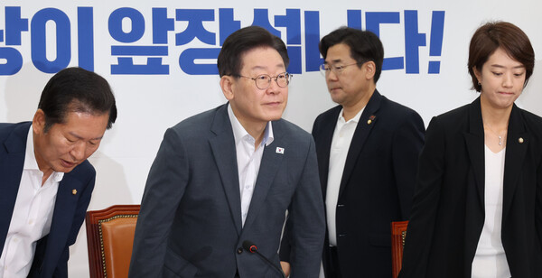 더불어민주당 이재명 대표(왼쪽 두번째)와 고민정 최고위원(맨 오른쪽)이 11일 국회에서 열린 최고위원회의에 참석하고 있다. 2023.8.11. 연합뉴스