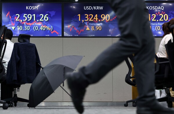 원/달러 환율이 1324.9원으로 마감한 11일 오후 서울 중구 하나은행 딜링룸에 우산이 펼쳐져 있다. 2023.8.11. 연합뉴스