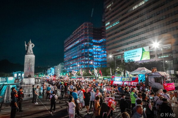 52차 촛불대행진에 참가한 시민들이 서울 광화문역 인근에서 행진을 하고 있다. 2023.8.12. 사진 이호 작가
