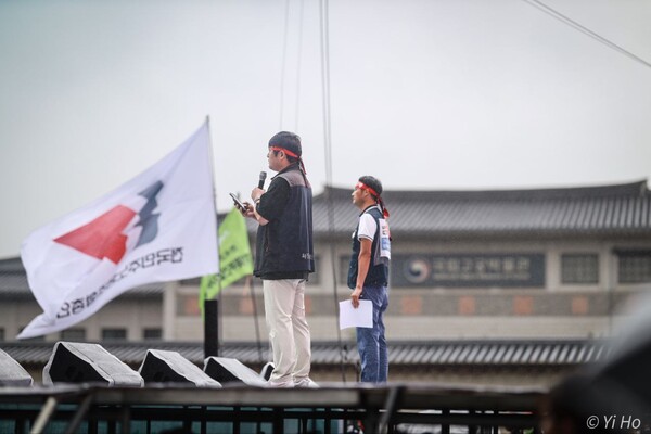 12일 경복궁역 인근에서 열린 '노동·민생·민주·평화 파괴! 윤석열 정권 퇴진! 8·15 전국노동자대회'에 참가한 민주노총 조합원의 모습. 2023.8.12. 사진 이호 작가