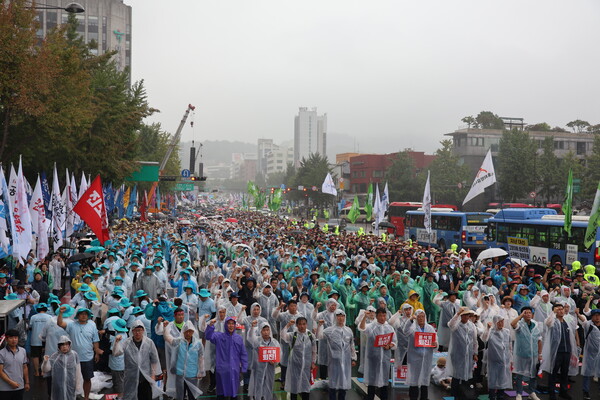 12일 경복궁역 인근에서 열린 '노동·민생·민주·평화 파괴! 윤석열 정권 퇴진! 8·15 전국노동자대회'에 참가한 민주노총 조합원들의 모습. 2023.8.12. 에큐메니안 임석규 객원기자