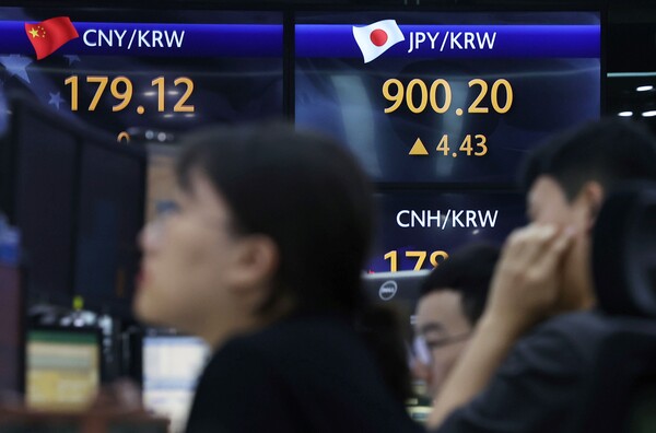 올해 들어 엔저(엔화 환율 하락) 현상의 영향으로 우리나라의 대일 무역적자 규모가 크게 늘어났다. 사진은 1일 오후 서울 중구 하나은행 딜링룸 전광판에 표시된 원/엔 환율. 2023.8.1. 연합뉴스