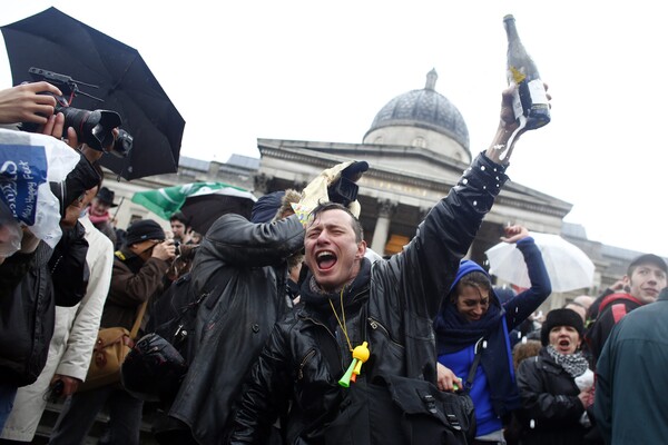 마거릿 대처 전 영국 총리가 2013년 4월 8일 사망하자 런던 트라팔가 광장에 몰려나온 시민들이 샴페인을 들고 환호하고 있다. EPA 연합뉴스