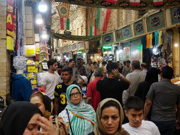  11일 이란 테헤란 타즈리시 바자르(전통시장)에 인파가 북적이고 있다. 2023.8.13. 연합뉴스