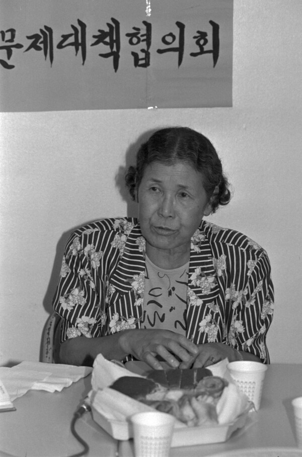 자신이 일제시대 때 정신대(일본군 위안부)였다고 증언하는 김학순 할머니. 1991.8.14. 연합뉴스 자료사진 