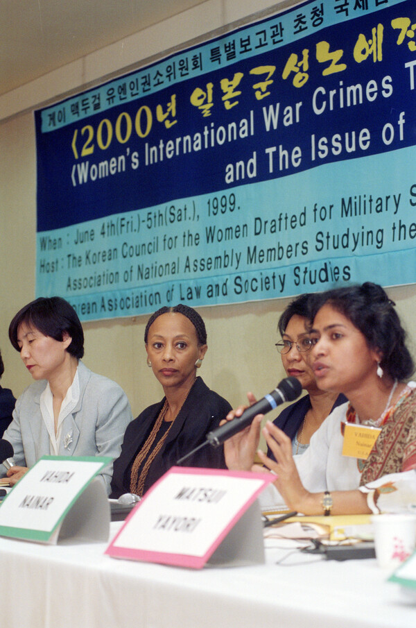 게이 맥두걸 유엔인권소위원회 특별보고관이 이화여자대학교에서 열린 초청 국제심포지엄에 참석,'2000년 일본군 성노예전범 국제법정' 등을 주제로 연설하고 있다. 1999.6.4. 연합뉴스 자료사진