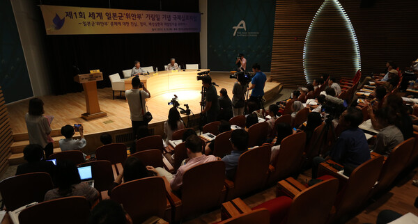 중국에 거주하는 일본군 위안부 피해자 하상숙 할머니와 김복동 할머니가 13일 오전 서울 종로구 아산정책연구원에서 열린 '제1회 세계 일본군 위안부 기림일 기념 국제심포지엄'에서 피해 증언을 하고 있다. 하 할머니는 2000년 일본군성노예전범여성국제법정에 증언자로 참석해 일본군 위안부의 피해를 고발한 바 있다. 한국에서 위안부 피해를 최초 증언한 故 김학순 할머니를 기려 '김학순의 날'로도 불리는 '세계 일본군 위안부 기림일(8월14일)'은 지난해 12월 열린 제11차 일본군위안부 문제 해결을 위한 아시아 연대회의에서 제정됐다. 이날은 22년 전 故 김학순 할머니가 피해를 최초로 공개 증언한 날이다. 2013.8.13. 연합뉴스 자료사진