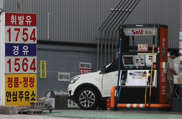 국제 유가 상승세 영향으로 국내 주유소 휘발유와 경유 판매 가격이 5주째 올랐다. 사진은 6일 서울 시내 주유소 모습. 2023.8.6. 연합뉴스