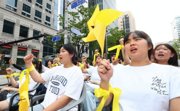 일본군 '위안부' 피해자 기림의 날을 맞아 13일 오후 서울 중구 청계광장에서 정의기억연대 등 단체 회원들이 기림일 맞이 나비문화제를 열고 있다. 2023.8.13 연합뉴스