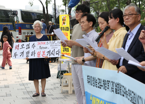 14일 오전 서울 종로구 일본대사관 앞에서 한국기독교교회협의회와 일본기독교협의회가 연 '후쿠시마 오염수 해양 투기 계획 철회 요구 기자회견'에서 한 참가자가 손팻말을 들고 있다. 2023.8.14. 연합뉴스