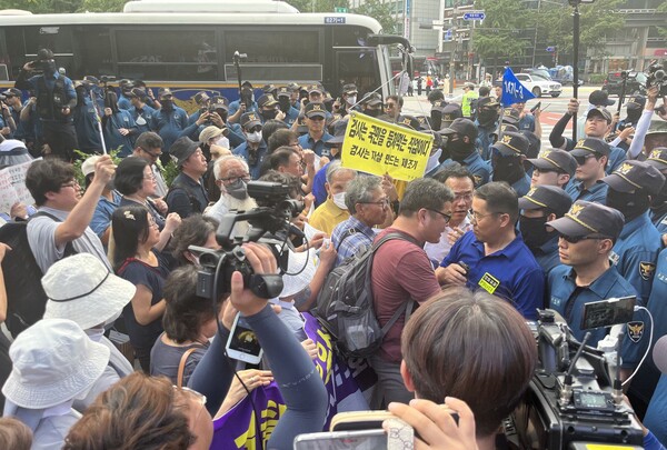 14일 천주교정의구현전국사제단 월요시국기도회가 예정된 서울지하철 시청역 앞에서 종교인, 시민과 경찰이 대치하고 있다. 경찰은 오후 5시 이후 집회 불가를 이유로 오후 4시에 예정된 사전 기도회를 경찰 버스를 동원해 원천 봉쇄했다. 2023.8.14. 김성진 기자