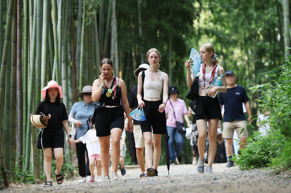 14일 전남 담양군 죽녹원에서 2023 새만금 세계스카우트잼버리에 참가했다가 국내 관광 중인 독일 스카우트 대원들이 죽녹원을 둘러보고 있다. 2023.8.14. 연합뉴스