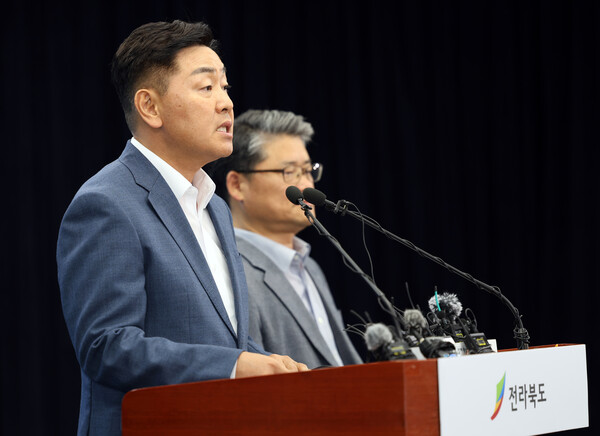 김관영 전북도지사가 14일 전북도청 브리핑룸에서 열린 2023 새만금 세계스카우트잼버리 파행과 관련한 기자회견에서 발언하고 있다. 2023.8.14. 연합뉴스