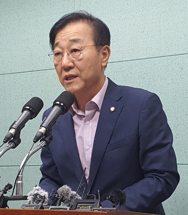 새만금 세계스카우트 잼버리 공동조직위원장인 김윤덕 국회의원(더불어민주당·전주갑)이 14일 전북도의회에서 기자회견을 열고 잼버리 파행과 관련해 사과의 뜻을 밝히며 국정조사를 제안하고 있다. 2023.8.14. 연합뉴스