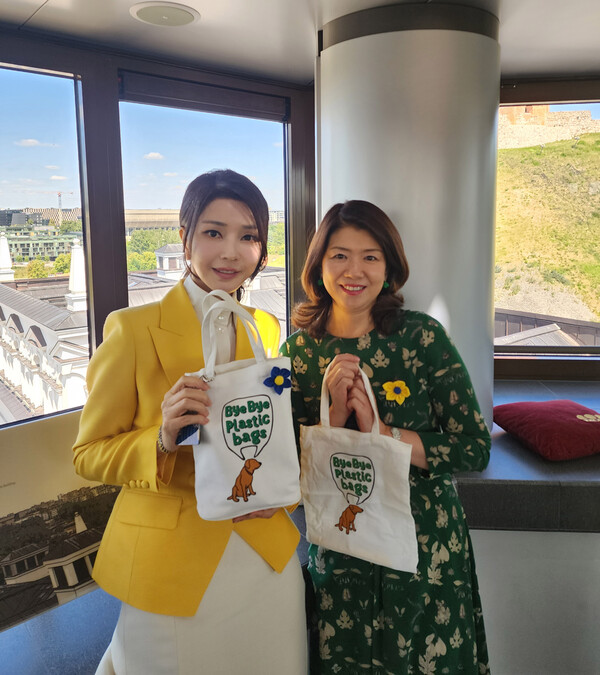 대통령 부인 김건희 씨가 12일 빌뉴스 리투아니아 대공 궁전에서 기시다 유키오 일본 총리의 부인 유코(오른쪽)에게 '비닐봉지여 안녕(Bye Bye Plastic Bags)'이라고 쓰인 에코백을 선물하고 기념촬영을 하고 있다. 김 씨가 빌뉴스 도심에서 명품 쇼핑을 한 날이다. 2023.7.12. 대통령실 연합뉴스 