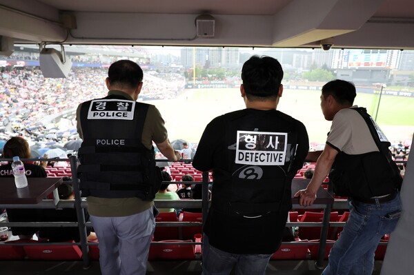 최근 흉기 난동 사건이 잇따르자 8일 경찰이 프로야구 경기가 열린 광주기아챔피언스필드에서 관중석을 응시하고 있다. 2023.8.8. 연합뉴스