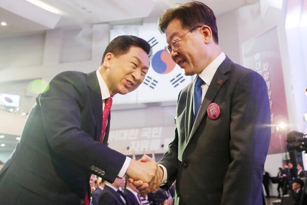 국민의힘 김기현 대표(왼쪽)와 더불어민주당 이재명 대표가 15일 서울 서대문구 이화여대 대강당에서 열린 제78주년 광복절 경축식에 참석해 악수하고 있다. 2023.8.15 [대통령실통신사진기자단]