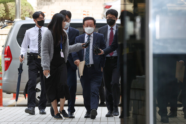 백현동 개발사업 관련 '대관 로비스트'로 지목된 김인섭 전 한국하우징기술 대표가 4월 14일 오전 서울 서초구 서울중앙지방법원에서 열린 구속 전 피의자 심문(영장실질심사)에 출석하고 있다. 2023.4.14. 연합뉴스