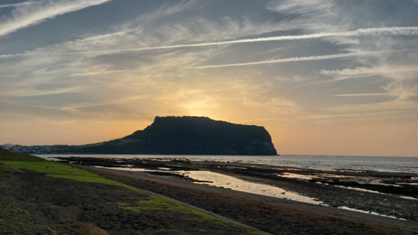 일출을 보는 명소인 일출봉 아래 광치기해변에서 제주4.3 때 수많은 학살이 자행됐다. © 이봉수