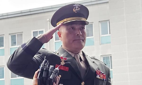 고 채수근 상병 수사와 관련해 ‘집단항명 수괴’ 혐의로 입건된 박정훈 전 해병대 수사단장이 지난 11일 서울 용산구 국방부 검찰단 앞에서 입장을 밝힌 뒤 경례를 하고 있다. © 연합뉴스