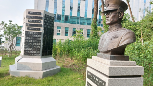 4.3 때 많은 생명을 구한 문형순 서장의 흉상이 제주경찰청 안 열린시민공원에 세워졌다. 뒤에 보이는 추모비에는 당시 순직한 경찰관 등의 이름이 새겨져 있다. © 이봉수