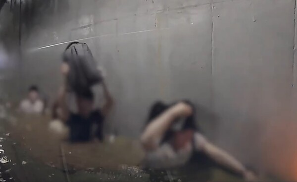 참사 당시 시민들이 물이 들어찬 지하차도를 필사적으로 탈출하고 있다. 생존자협의회 제공 영상 갈무리.