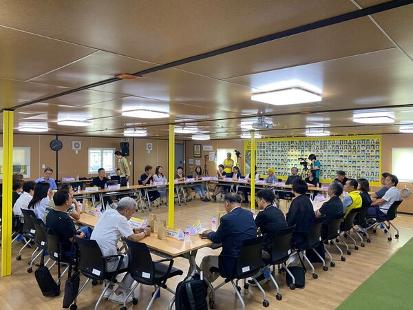 16일 오후 경기도 안산 4·16 세월호 가족협의회 사무실에서 열린 이태원 참사와 세월호 참사 유가족 간담회가 열리고 있다. 2023.8.16. 10·29 이태원참사 시민대책회의 제공