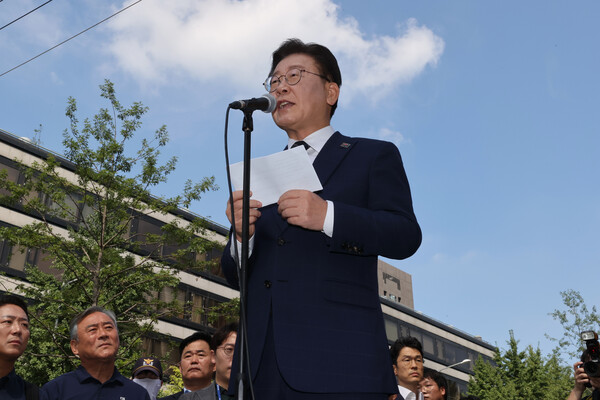 더불어민주당 이재명 대표가 백현동 특혜 개발 의혹과 관련해 피의자 신분으로 조사를 받기 위해 17일 오전 서울 서초구 서울중앙지검에 도착해 조사실로 들어가기 전 입장을 밝히고 있다. 2023.8.17. 연합뉴스