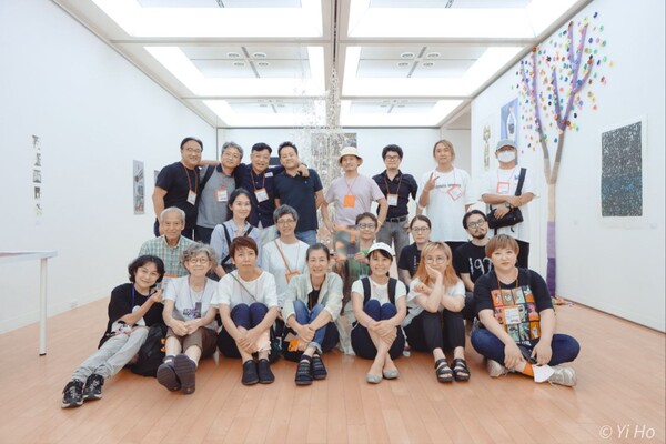 아이고展(전) 일본전시회에 참여한 한일 예술작가들이 일본 요코하마 시민 갤러리에 모여 관동대학살 100주년 추모를 위한 전시회를 준비하고 있다. 2023.8.16. 이호 사진 작가