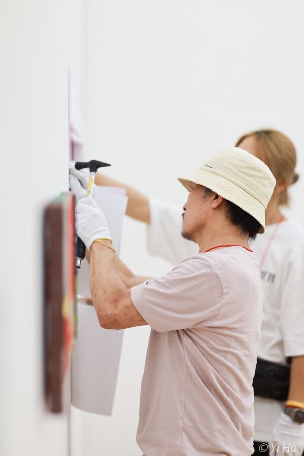 아이고展(전) 작품을 전시중인 이구영 작가. 2023.8.16. 이호 사진 작가