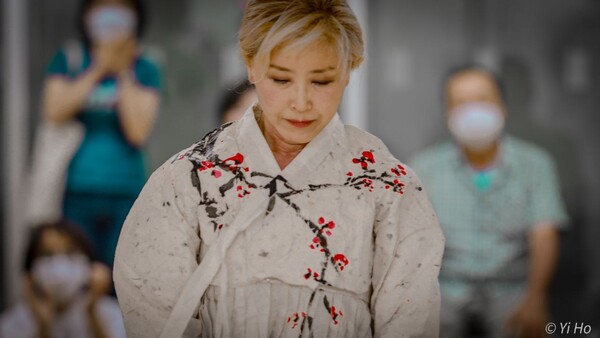 재일동포 3세 하전남 작가와 김성태 작가의 퍼포먼스. 2023.8.16. 이호 사진 작가