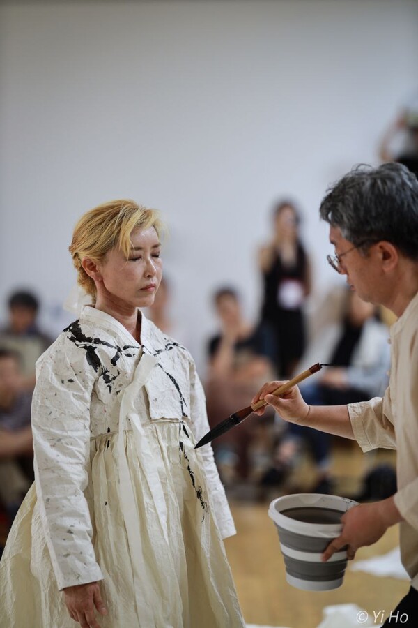 재일동포 3세 하전남 작가와 김성태 작가의 퍼포먼스. 2023.8.16. 이호 사진 작가