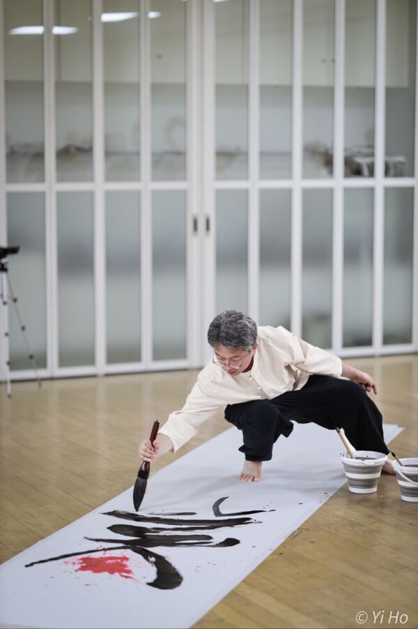 관동대학살 추모 퍼포먼스를 펼치는 김성태 작가. 2023.8.17. 이호 사진 작가