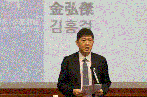 김홍걸 의원이 지난달 3일(현지시간) 일본 도쿄 와세다대에서 열린 ‘김대중·오부치 공동선언 25주년 기념 심포지엄’에서 기념사를 읽고 있다. 2023.7.3 연합뉴스
