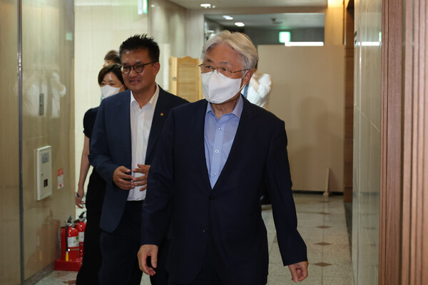 표완수 한국언론진흥재단 이사장이 16일 오전 서울 중구 프레스센터에서 자신의 해임안이 의결안건으로 상정된 이사회에 출석하고 있다. 이날 회의에서 해임안은 부결됐다. 2023.8.16