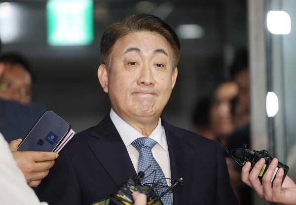 이동관 방송통신위원장 후보자가 1일 오전 청문회 준비 사무실이 마련된 경기도 과천시의 한 오피스텔 건물로 출근, 취재진 질문을 듣고 있다. 2023.8.1. 연합뉴스