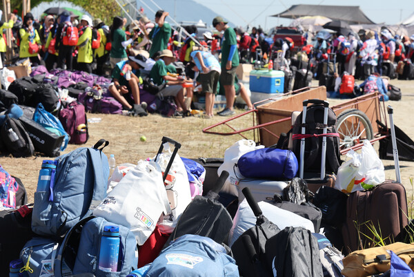  8일 오전 전북 부안군 새만금 세계스카우트 잼버리 야영지에서 각국 스카우트 대원들이 야영지에서 철수하고 있다. 2023.08. 08 연합뉴스