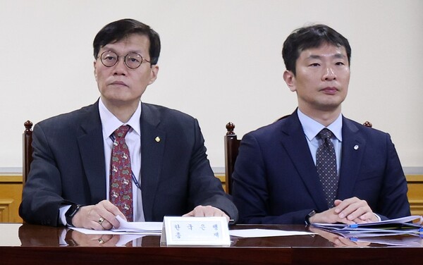 지난 3월 23일 오전 서울 중구 은행회관에서 열린 비상거시경제금융회의에 나란히 참석한 이창용 한국은행 총재(왼쪽)와 이복현 금융감독원장. 2023.3.23. 연합뉴스